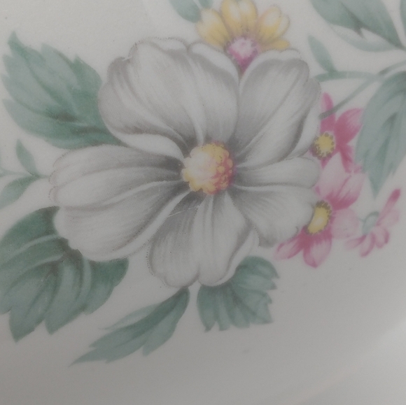 Vintage Hall's Superior Quality Ovenware Floral Springtime Pattern Serving Bowl - Picture 7 of 16